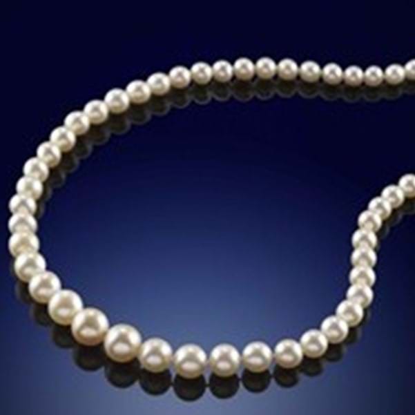 Pearl necklace sells for £122,000 Image