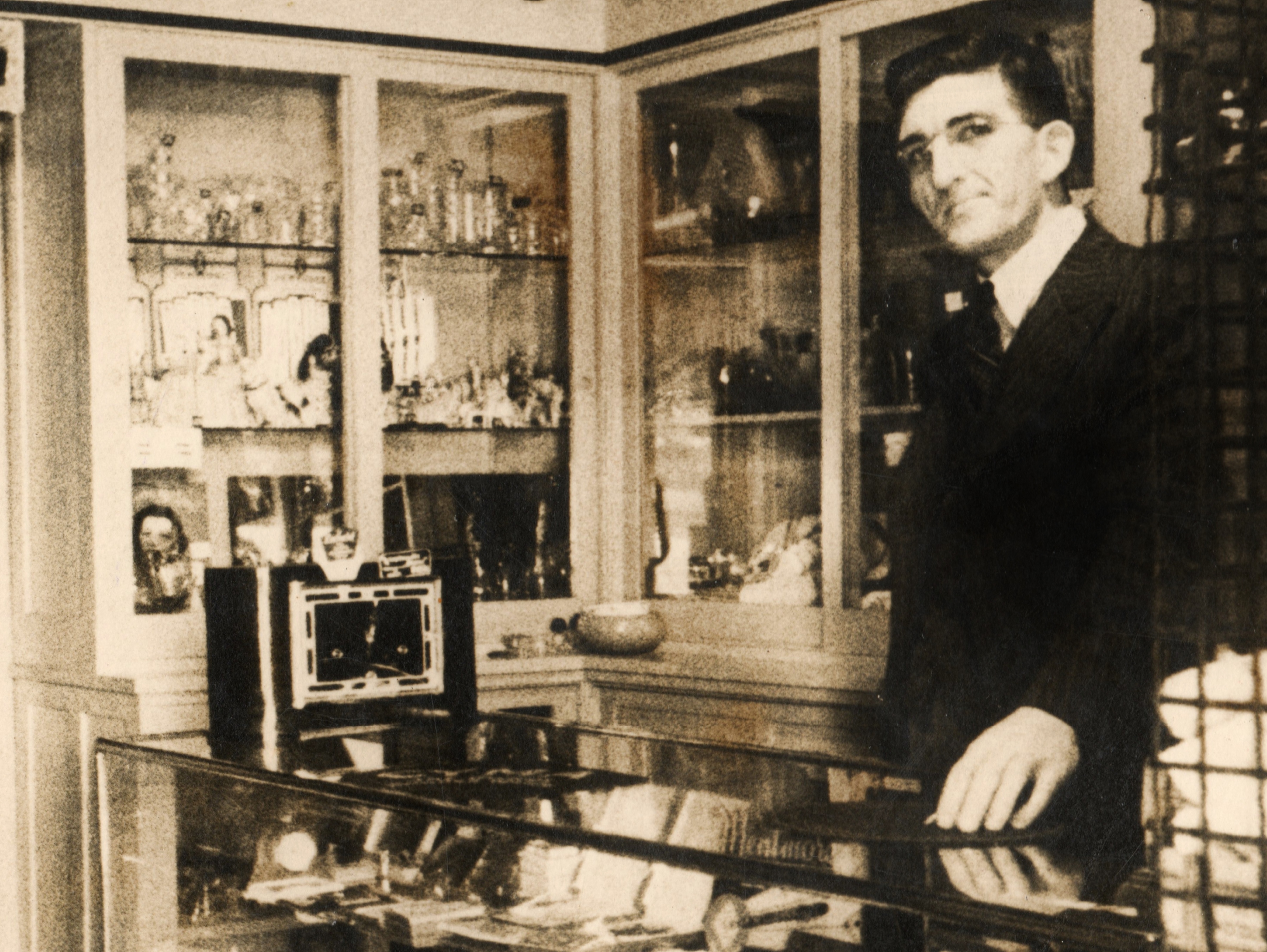 Papa McGowan in Shop [2].jpg 